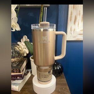 Beautiful gold Stanley, New H2O, 40 ounce quencher tumbler!”Elf” limited edition